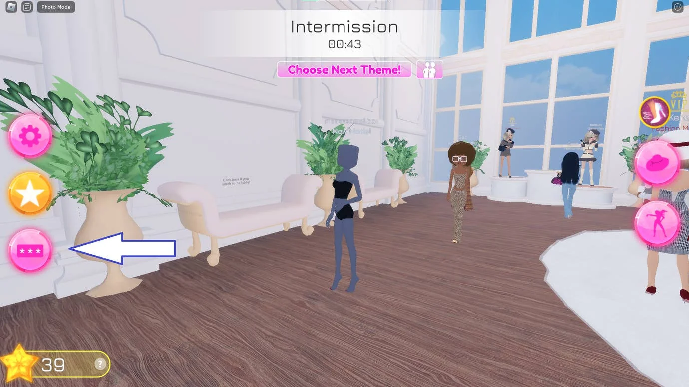 Ein Screenshot von Dress to Impress in Roblox, der den Codes-Button des Spiels zeigt.