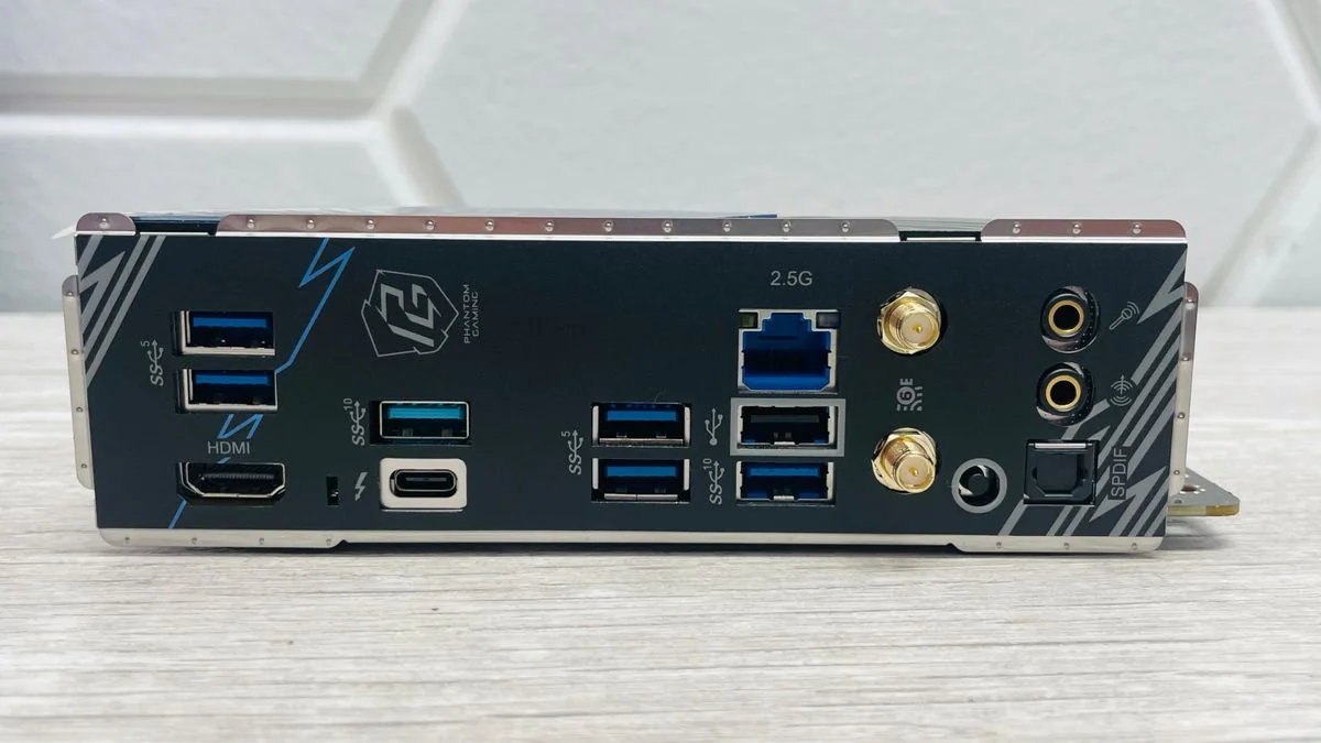 asrock-phantom-gaming-b860i-lightning-wi-fi-kompaktes-gaming-potenzial_img_0 | etalongame.de Ein Foto des hinteren IO-Panels des ASRock B860i Lightning Motherboards