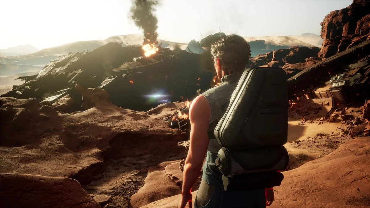 dune-awakening-ein-abenteuer-in-der-wuste_img_1 | etalongame.de Dune: Awakening Stromkreislauf - Ein individuell gestalteter Charakter mit einem großen Rucksack, der das Wrack eines Raumschiffs, das in den Sand gestürzt ist, überblickt.