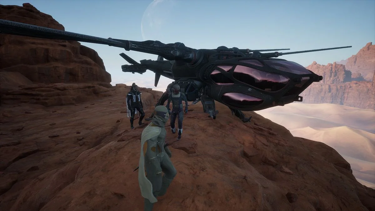 dune-awakening-ein-abenteuer-in-der-wuste_img_8 | etalongame.de Spieler in der Nähe eines Ornithopters