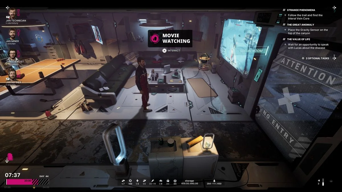 the-alters-ein-spannendes-abenteuer-mit-klonen-und-herausforderungen_img_0 | etalongame.de The Alters Gameplay-Screenshot zeigt den Protagonisten Jan, der im Gemeinschaftsraum steht, um einen Film zu schauen