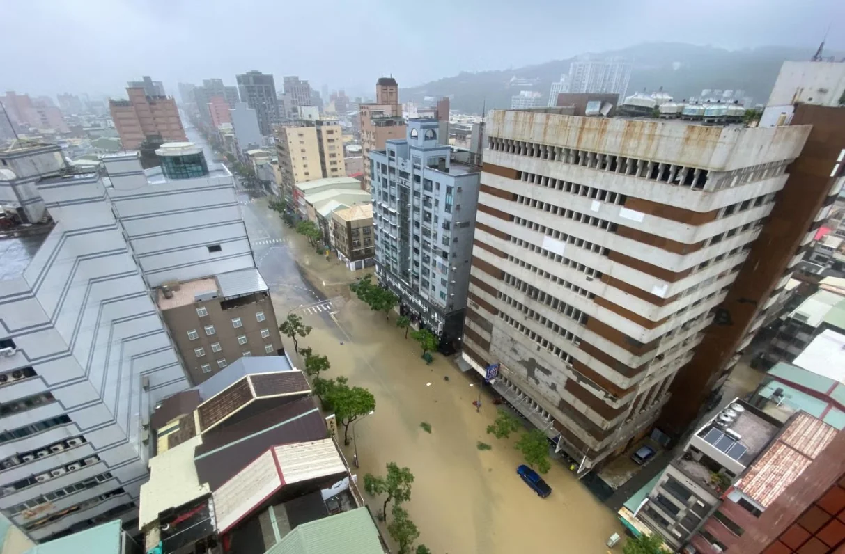tsmc-erfolg-in-taiwan-fuhrt-zu-steigenden-immobilienpreisen_img_0 | etalongame.de Überflutete Straße in Kaohsiung nach dem Taifun Gaemi, der Taiwan am 25. Juli 2024 traf