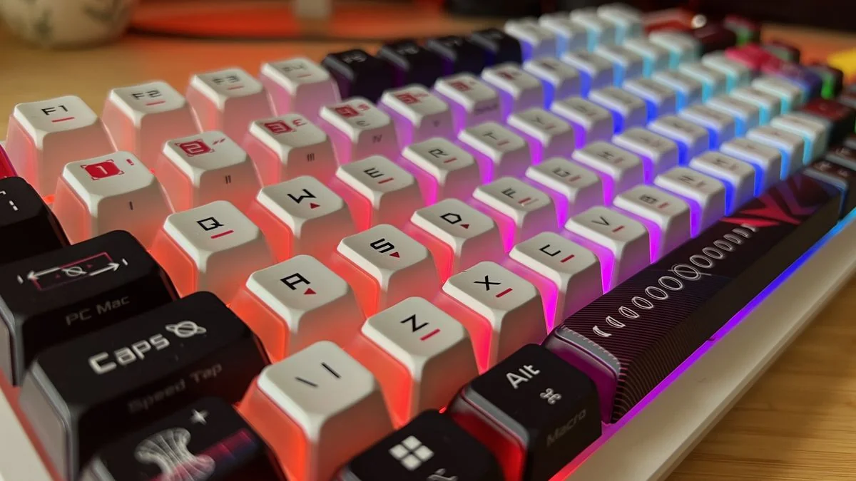 asus-rog-azoth-x-das-neue-gaming-keyboard-mit-futuristischem-design_img_1 | etalongame.de Nahaufnahme der Pudding-Tasten auf Asus ROG Azoth X Gaming-Keyboard