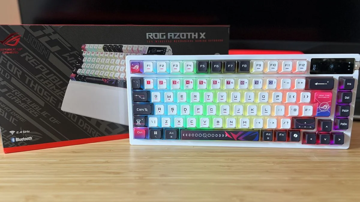 asus-rog-azoth-x-das-neue-gaming-keyboard-mit-futuristischem-design_img_10 | etalongame.de Asus ROG Azoth X Gaming-Tastatur mit Verpackung auf einem Holztisch