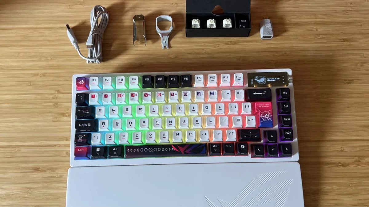asus-rog-azoth-x-das-neue-gaming-keyboard-mit-futuristischem-design_img_11 | etalongame.de Asus ROG Azoth X mit enthaltenem Schalter- und Tastenkappenabzieher und zusätzlichen Schaltern / Kabeln