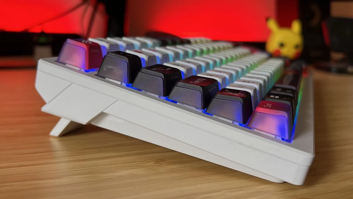 asus-rog-azoth-x-das-neue-gaming-keyboard-mit-futuristischem-design_img_2 | etalongame.de Seitenansicht der Asus ROG Azoth X Gaming-Keyboard mit ausgeklappten Erhöhungsfüßen