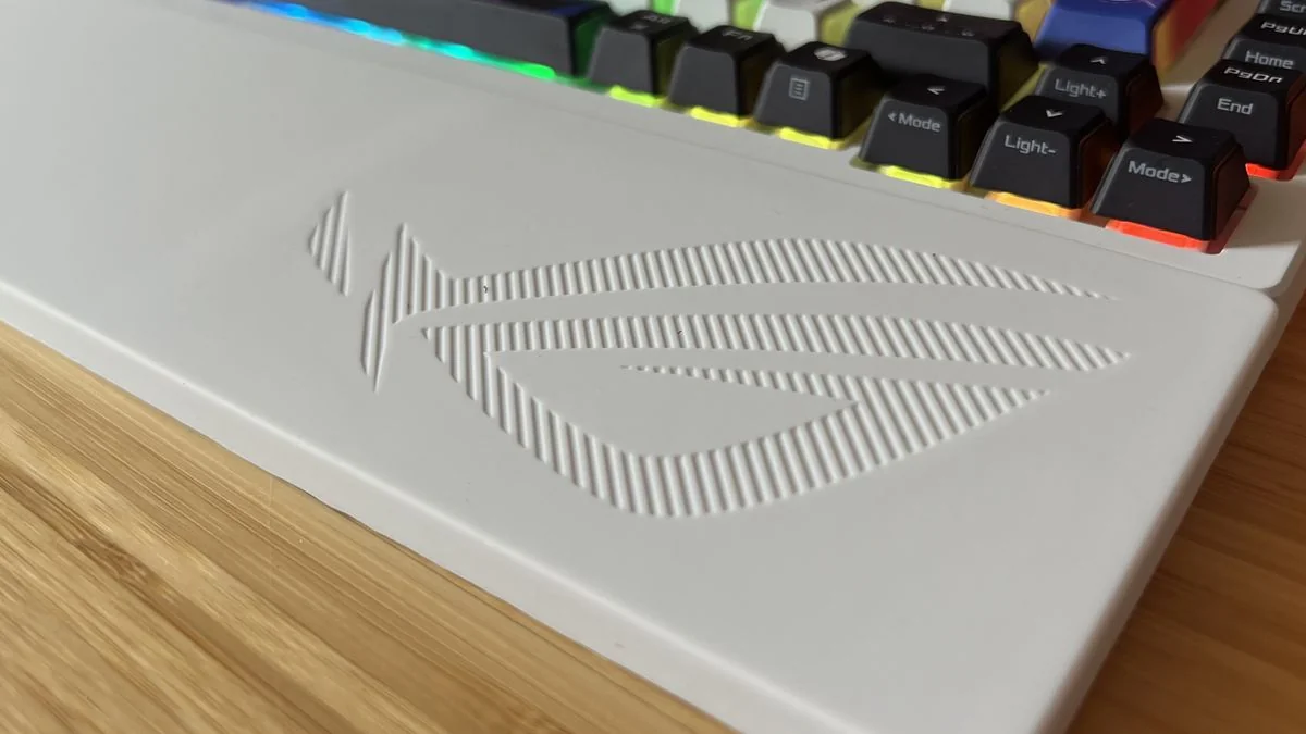 asus-rog-azoth-x-das-neue-gaming-keyboard-mit-futuristischem-design_img_3 | etalongame.de Asus ROG Azoth X Handballenauflage mit Nahaufnahme des eingeprägten Logos