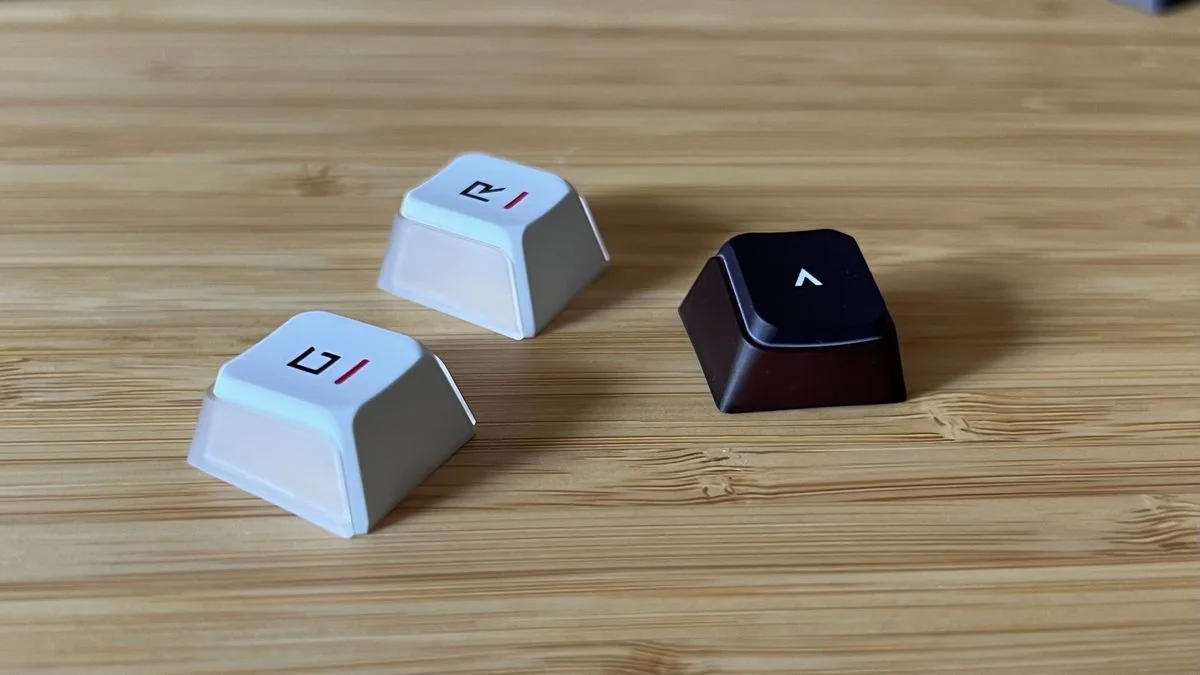 asus-rog-azoth-x-das-neue-gaming-keyboard-mit-futuristischem-design_img_4 | etalongame.de Keycaps von Asus ROG Azoth X Gaming-Keyboard auf einem Holztisch