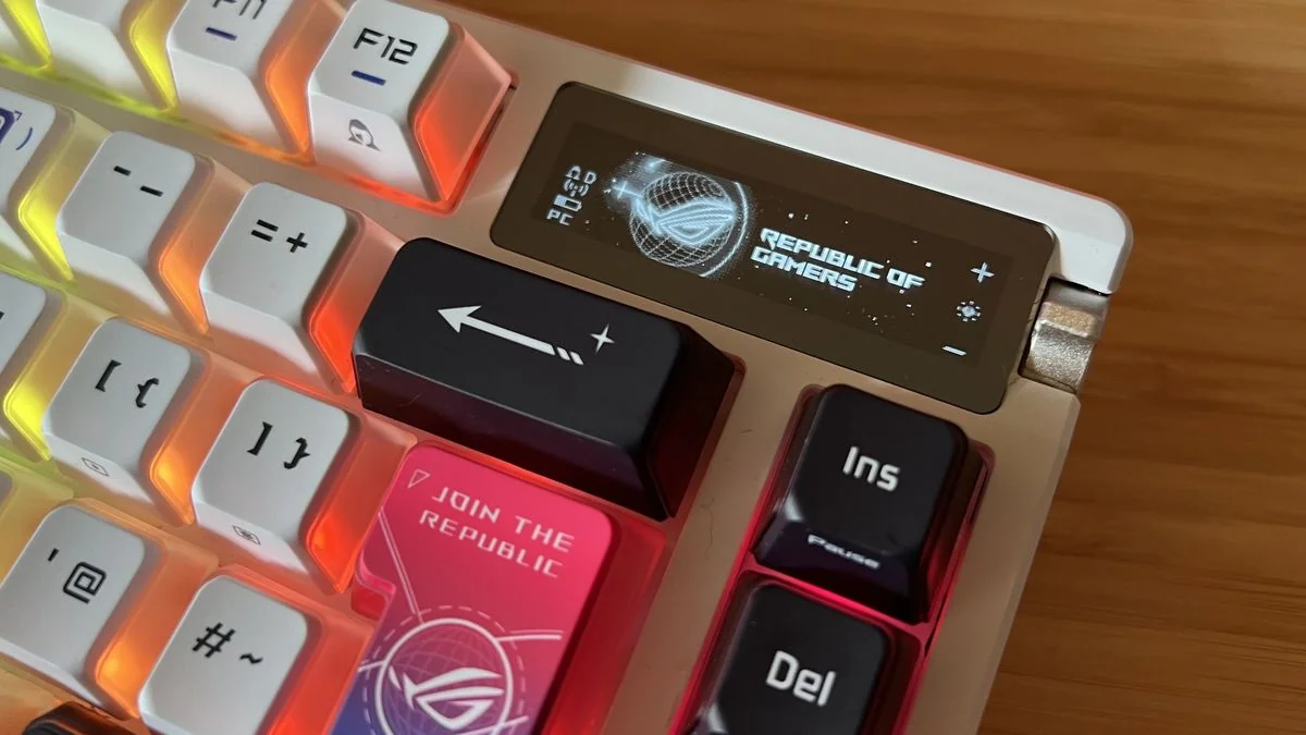 asus-rog-azoth-x-das-neue-gaming-keyboard-mit-futuristischem-design_img_6 | etalongame.de Nahaufnahme des OLED-Displays und Steuerknopfes in der oberen rechten Ecke der Asus ROG Azoth X Gaming-Tastatur