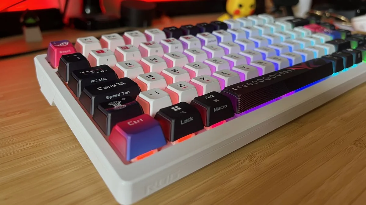asus-rog-azoth-x-das-neue-gaming-keyboard-mit-futuristischem-design_img_8 | etalongame.de Asus ROG Azoth X Gaming-Tastatur auf einem Holztisch