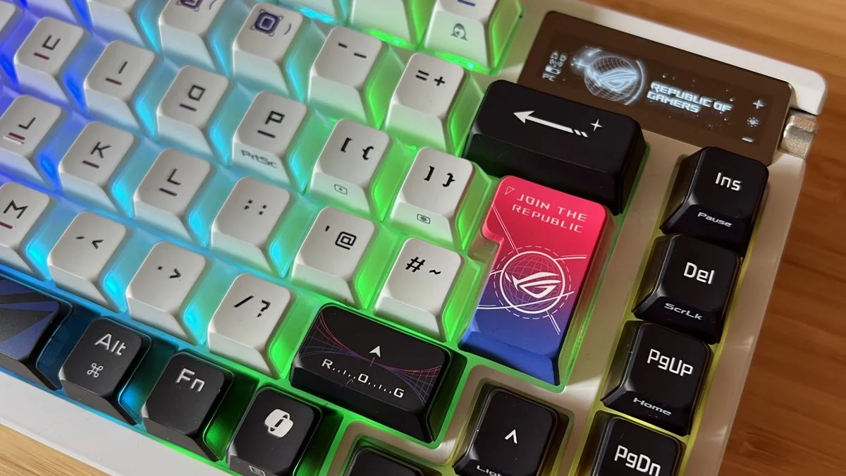 asus-rog-azoth-x-das-neue-gaming-keyboard-mit-futuristischem-design_img_9 | etalongame.de Nahaufnahme der Eingabetaste der Asus ROG Azoth X Gaming-Tastatur