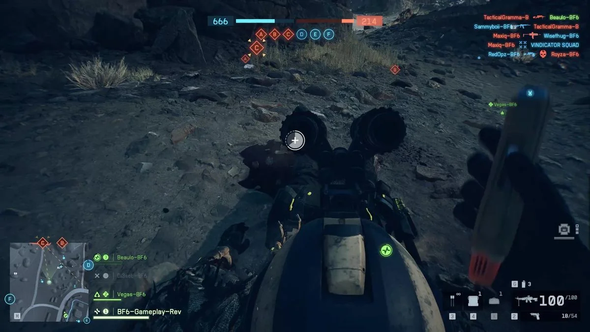 battlefield-6-eindrucke-vom-multiplayer-event-und-neue-features_img_4 | etalongame.de Auf einem Fahrrad bei Nacht in Battlefield 6 und Verwendung einer Heilspritze