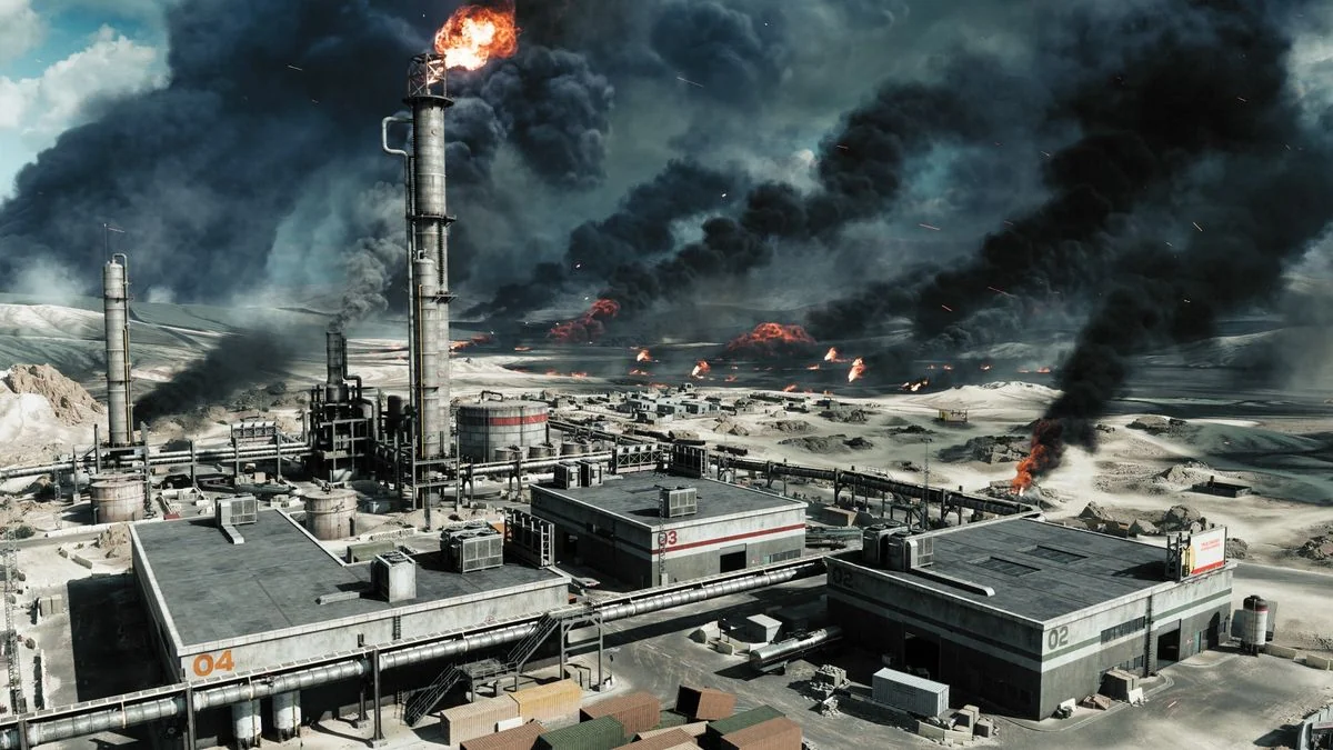battlefield-6-eindrucke-vom-multiplayer-event-und-neue-features_img_6 | etalongame.de Eine Ölraffinerie - Operation Firestorm - in Battlefield 6, mit schwarzem Rauch, der durch den Himmel weht