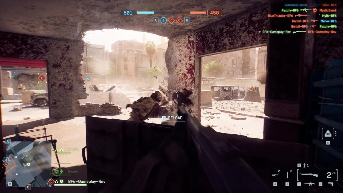 battlefield-6-eindrucke-vom-multiplayer-event-und-neue-features_img_7 | etalongame.de Nachladen während der Deckung in einem zerstörten Gebäude in Battlefield 6, während ein Teamkollege vorbeiläuft