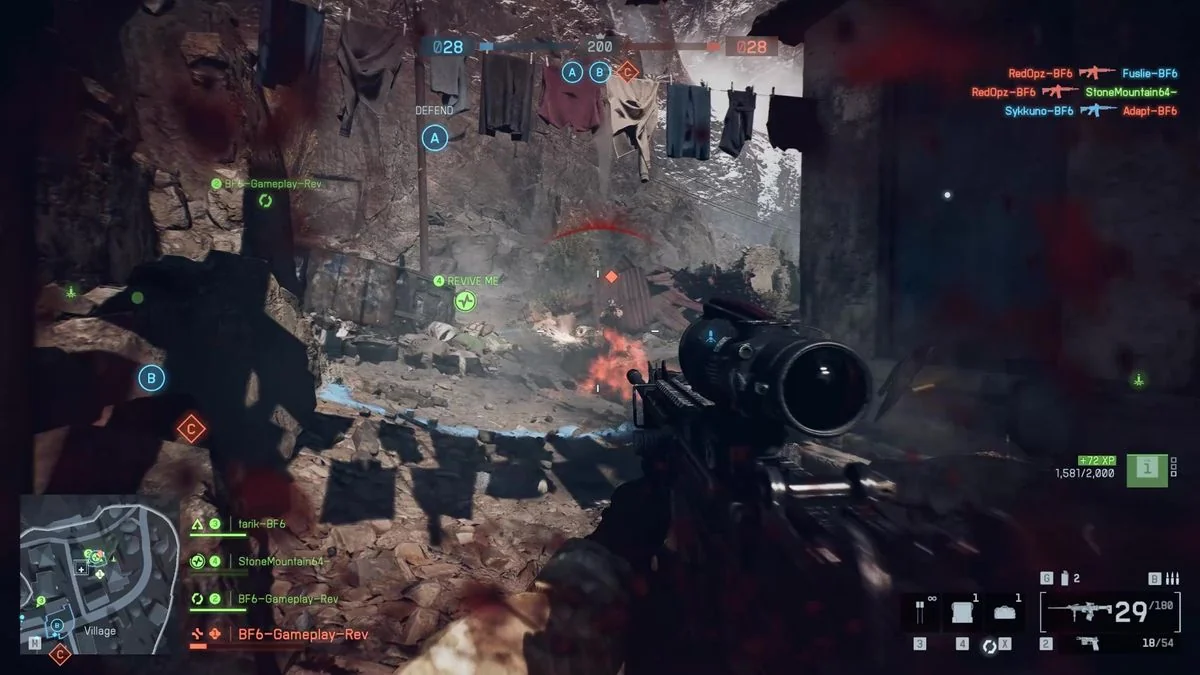 battlefield-6-eindrucke-vom-multiplayer-event-und-neue-features_img_9 | etalongame.de Durch eine Gasse entlang einer Klippe in Battlefield 6 bewegen, während Feuer lodert