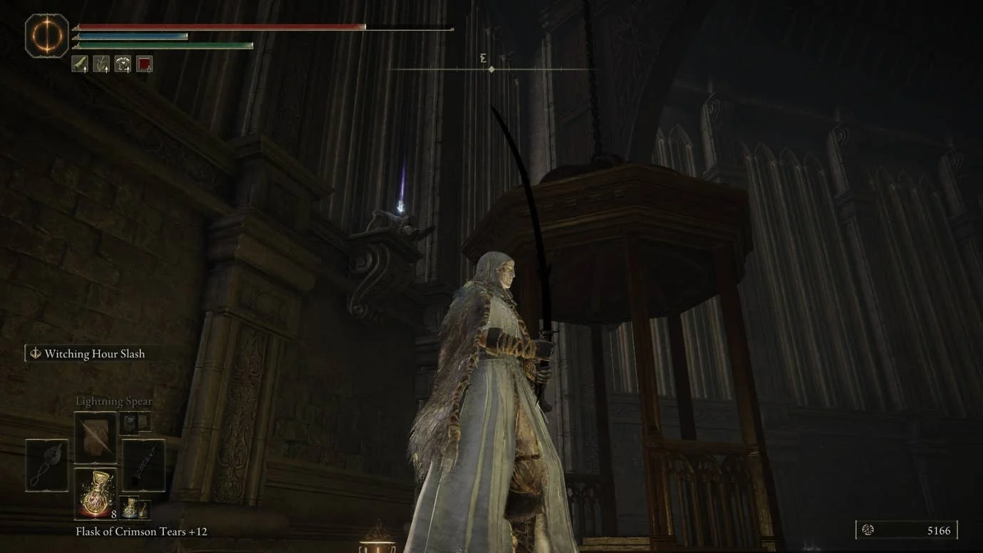 die-besten-geisteraschen-im-elden-ring-dlc-shadow-of-the-erdtree_img_3 | etalongame.de Der Spieler schaut auf einen Gegenstand - Feuerritterin Hildes Asche - im Kirchengelände in Elden Ring's Shadow of the Erdtree DLC
