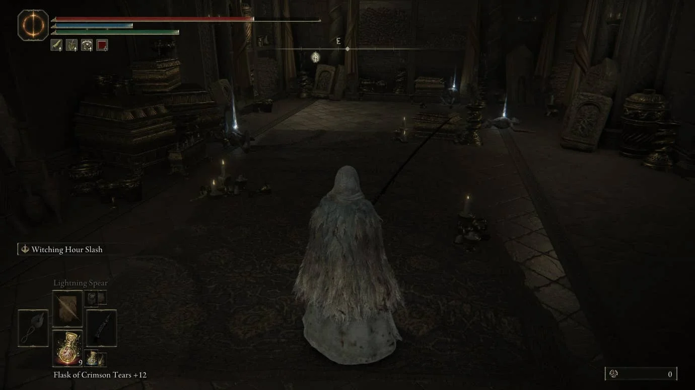 die-besten-geisteraschen-im-elden-ring-dlc-shadow-of-the-erdtree_img_5 | etalongame.de Der Spieler blickt auf einen Raum mit drei Gegenständen in Enir Ilim, einer davon ist die Gehörnte Kriegerasche, in Elden Ring's Shadow of the Erdtree DLC