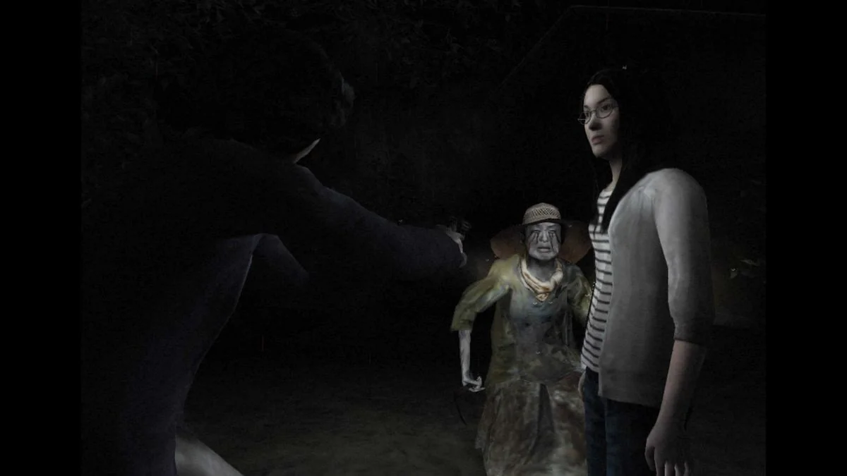 die-besten-japanischen-horrorspiele-eine-liste-der-gruseligsten-erlebnisse_img_11 | etalongame.de Feinde nähern sich aus der Dunkelheit in Forbidden Siren