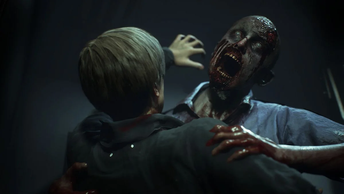 die-besten-japanischen-horrorspiele-eine-liste-der-gruseligsten-erlebnisse_img_6 | etalongame.de Resident Evil 2 Remake Screenshot von Leon Kennedy, der von einem Zombie angegriffen wird, der versucht, ihn zu beißen