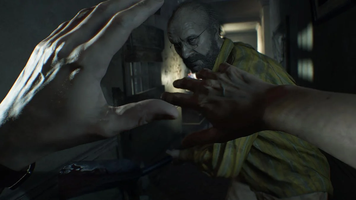 die-besten-japanischen-horrorspiele-eine-liste-der-gruseligsten-erlebnisse_img_9 | etalongame.de Ethan hebt seine Hände, um sich zu schützen, als Jack Baker in Resident Evil 7: Biohazard angreift