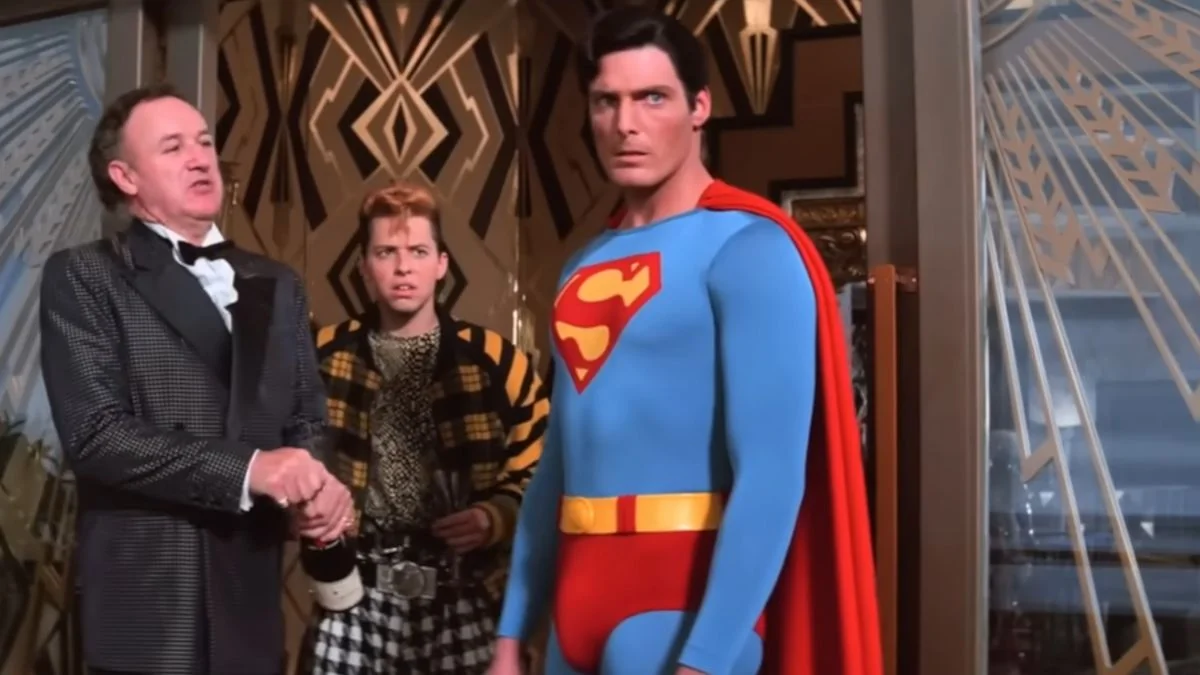 Christopher Reeve als Superman, der während einer Szene im Film Superman IV: The Quest for Peace wütend aussieht.