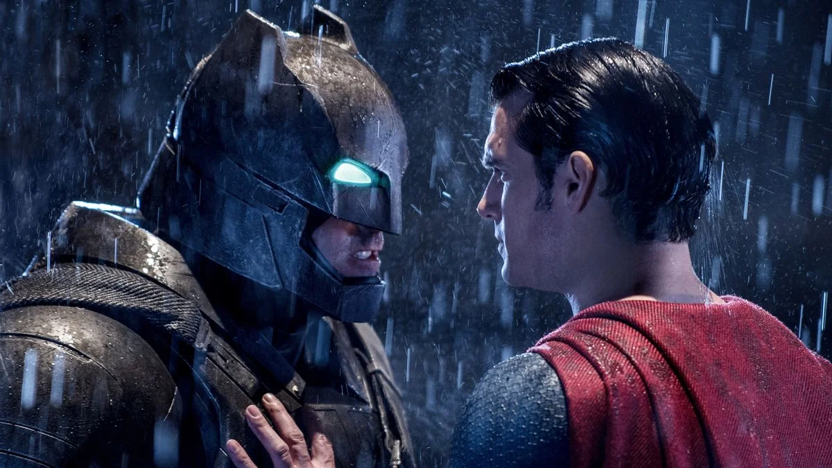 Ben Affleck als Batman und Henry Cavill als Superman stehen im Regen während des DC-Films Batman v Superman: Dawn of Justice.