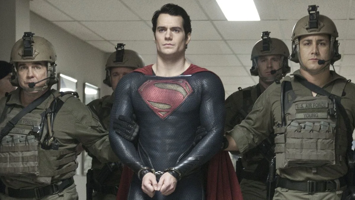 Henry Cavill als Superman wird vom Militär im DC-Film Man of Steel festgehalten