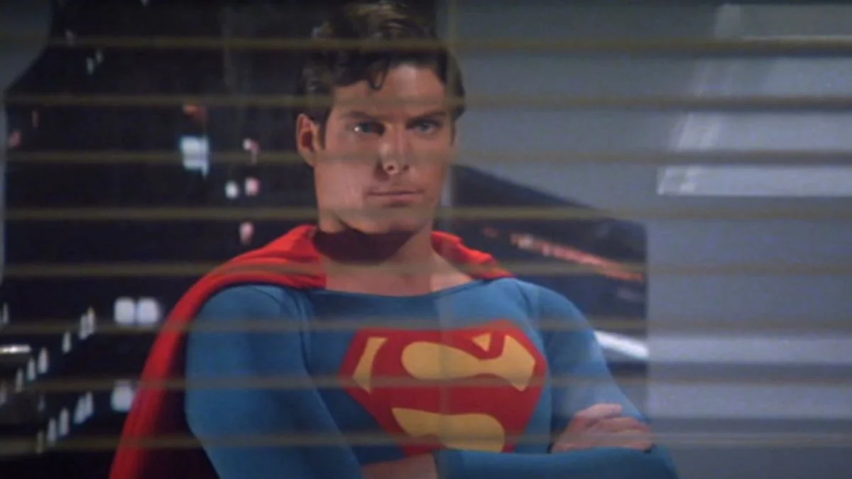 Christopher Reeve als Superman, der während einer Szene im Film Superman 2 in ein Fenster schaut, während er fliegt.