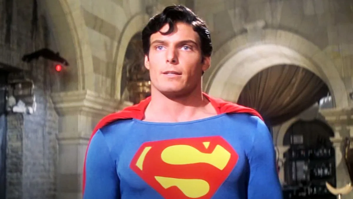 Eine Nahaufnahme von Christopher Reeve als Superman in einem der besten Filme aller Zeiten, Superman.