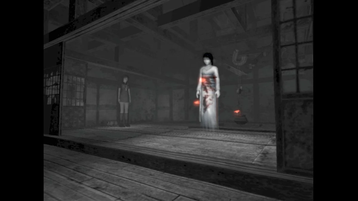 die-einzigartige-atmosphare-von-fatal-frame-eine-reise-in-die-welt-des-japanischen-horrors_img_10 | etalongame.de Ein Geist schwebt durch einen traditionellen japanischen Raum in Fatal Frame 2: Crimson Butterfly