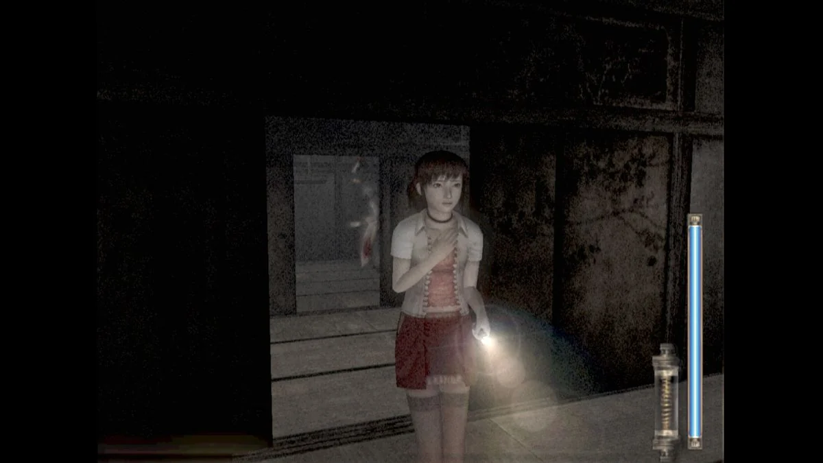 die-einzigartige-atmosphare-von-fatal-frame-eine-reise-in-die-welt-des-japanischen-horrors_img_14 | etalongame.de Miku erkundet ein Spukhaus, während ein Geist in Fatal Frame 3 (auch bekannt als Project Zero 3) patrouilliert