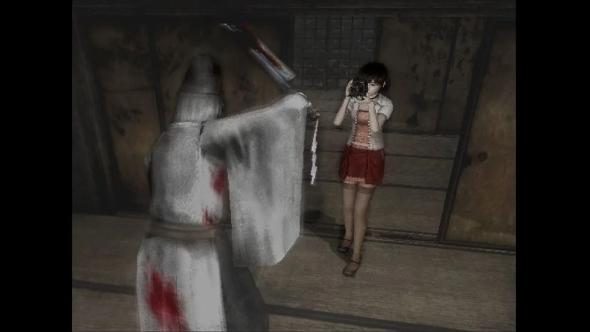 die-einzigartige-atmosphare-von-fatal-frame-eine-reise-in-die-welt-des-japanischen-horrors_img_17 | etalongame.de Ein Geist greift mit einem Küchenmesser in Fatal Frame 3 (auch bekannt als Project Zero 3) an