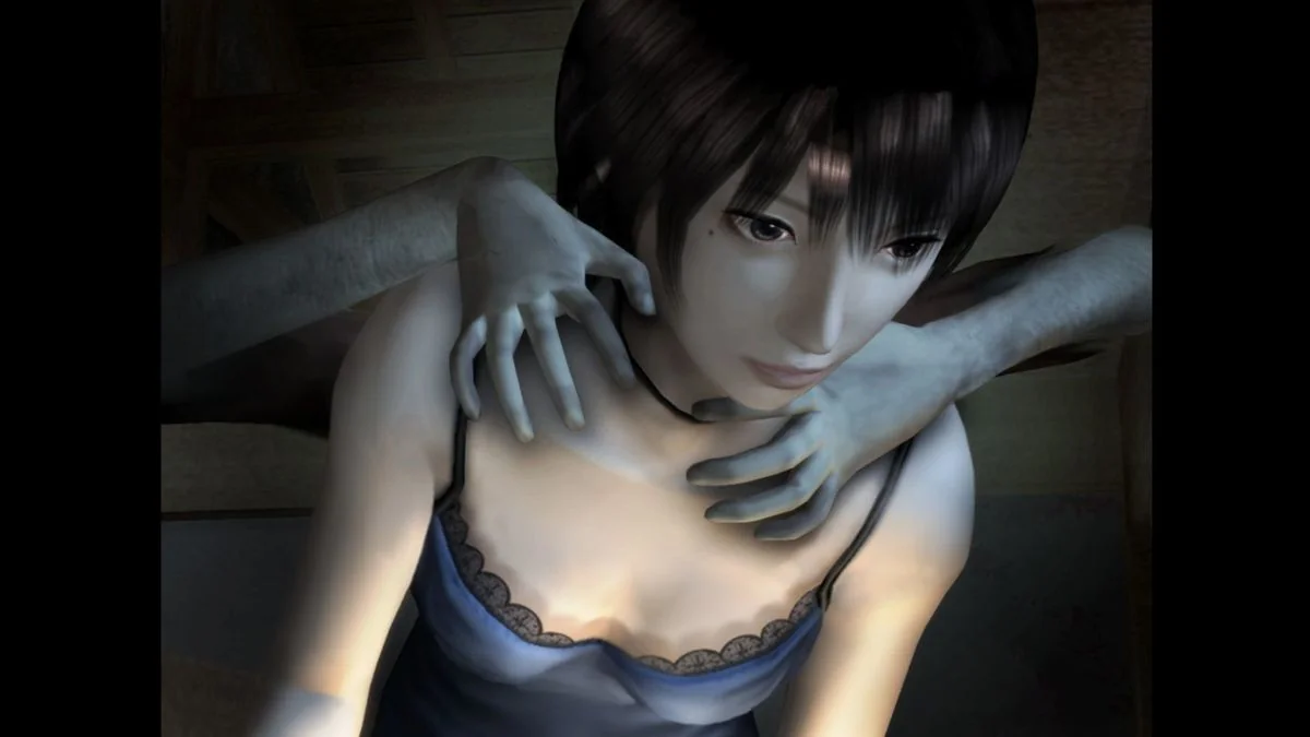 die-einzigartige-atmosphare-von-fatal-frame-eine-reise-in-die-welt-des-japanischen-horrors_img_18 | etalongame.de Geisterhände greifen von hinten in Fatal Frame 3 (auch bekannt als Project Zero 3)