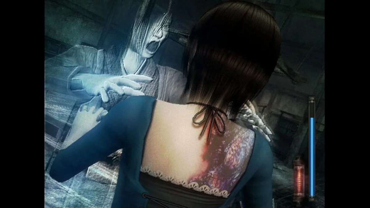 die-einzigartige-atmosphare-von-fatal-frame-eine-reise-in-die-welt-des-japanischen-horrors_img_19 | etalongame.de Ein Geist entfesselt einen Greifangriff in Fatal Frame 3