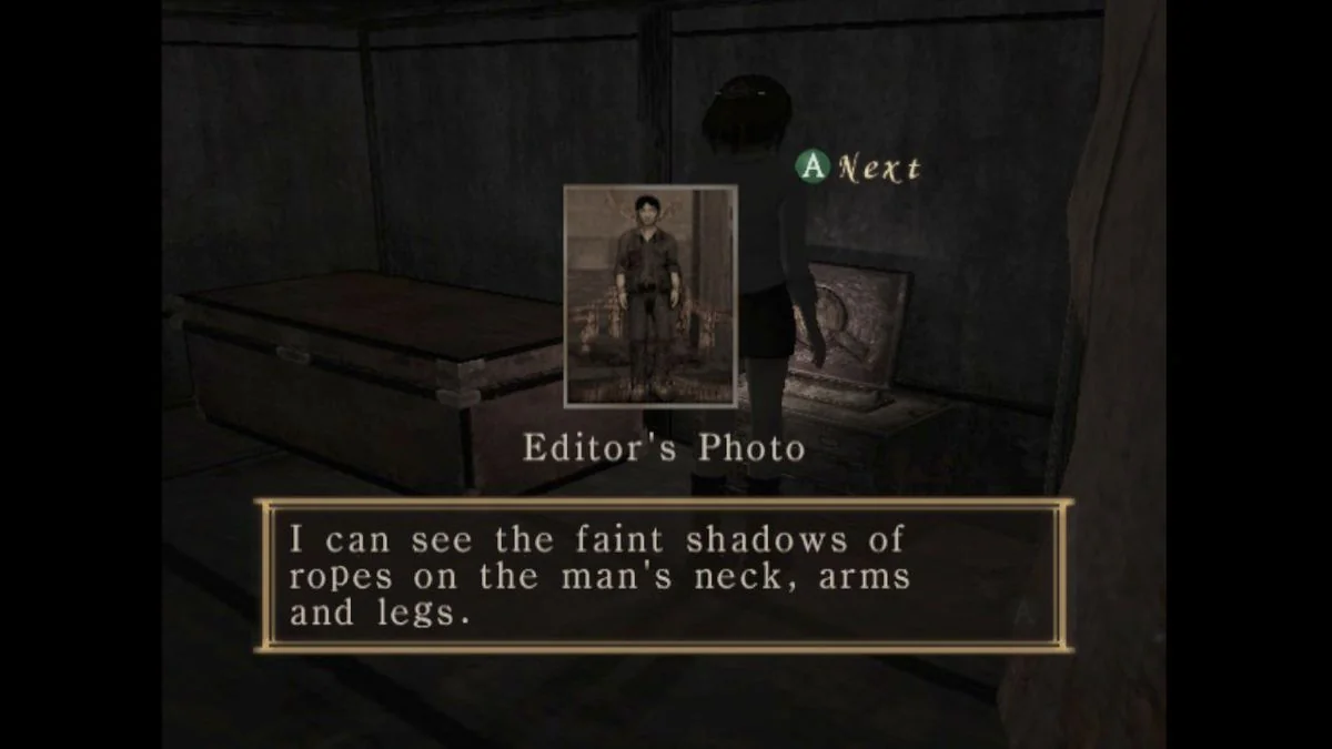 die-einzigartige-atmosphare-von-fatal-frame-eine-reise-in-die-welt-des-japanischen-horrors_img_2 | etalongame.de Untersuchung eines Fotos eines Magazinredakteurs in Fatal Frame (auch bekannt als Project Zero) in der Xbox-Version, der mit einem Seil verflucht wurde