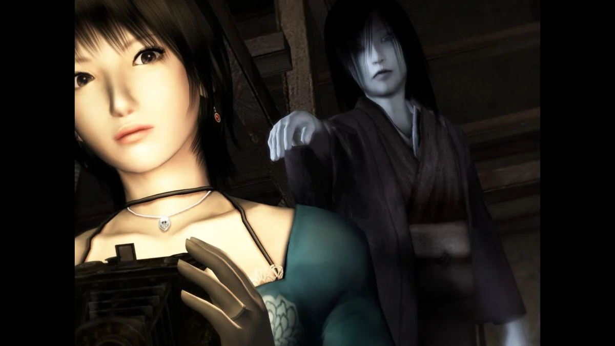 die-einzigartige-atmosphare-von-fatal-frame-eine-reise-in-die-welt-des-japanischen-horrors_img_20 | etalongame.de Ein Geist greift von hinten in Fatal Frame 3 (AKA Project Zero 3)