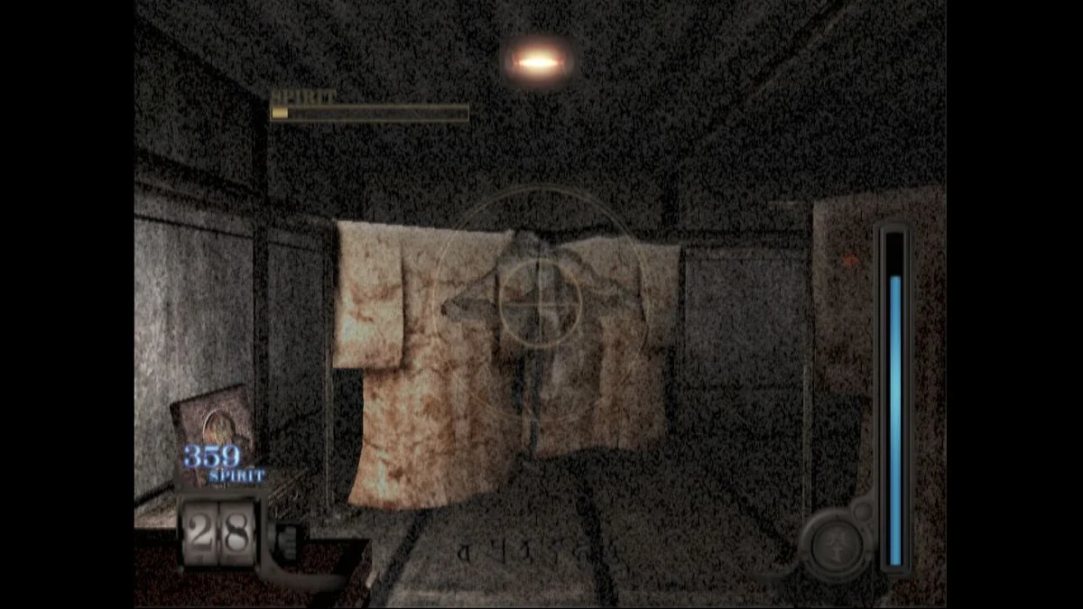 die-einzigartige-atmosphare-von-fatal-frame-eine-reise-in-die-welt-des-japanischen-horrors_img_3 | etalongame.de Ein Geist taucht aus einem hängenden Tuch in Fatal Frame (auch bekannt als Project Zero) für PS2 auf