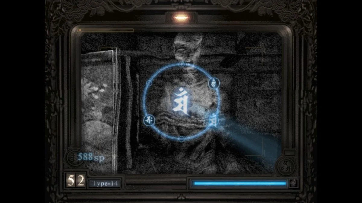 die-einzigartige-atmosphare-von-fatal-frame-eine-reise-in-die-welt-des-japanischen-horrors_img_6 | etalongame.de Die Kamera Obscura in der Xbox-Version von Fatal Frame (auch bekannt als Project Zero) auf einen Geist gerichtet