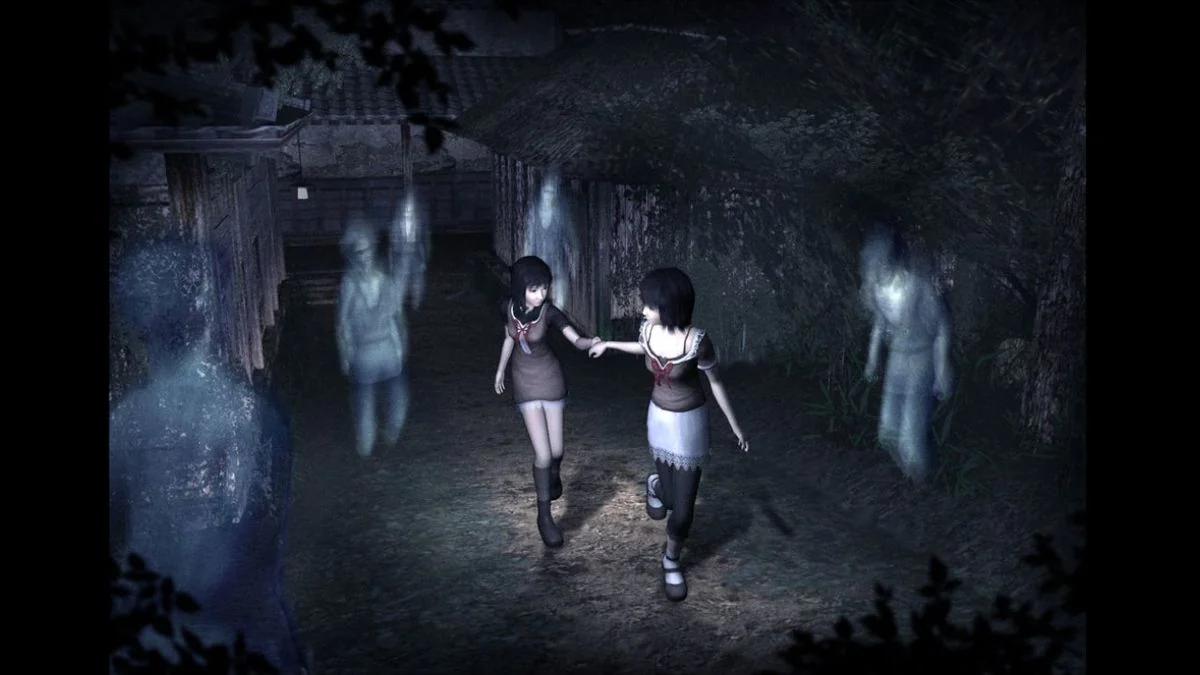 die-einzigartige-atmosphare-von-fatal-frame-eine-reise-in-die-welt-des-japanischen-horrors_img_8 | etalongame.de Die Zwillinge erkunden das Dorf, während Geister sich in Fatal Frame 2: Crimson Butterfly nähern, Hand in Hand