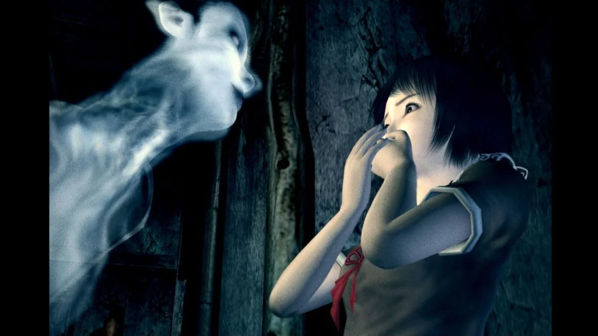 die-einzigartige-atmosphare-von-fatal-frame-eine-reise-in-die-welt-des-japanischen-horrors_img_9 | etalongame.de Ein Geist erhebt sich vor Odoroko Mio in Fatal Frame 2: Crimson Butterfly
