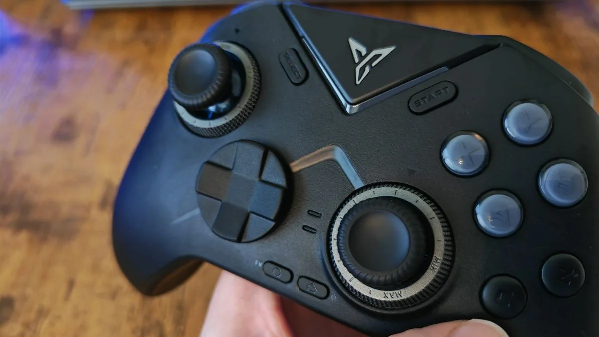 flydigi-vader-4-pro-ein-controller-im-test_img_0 | etalongame.de Die V-förmigen Designs auf dem Flydigi Vader 4 Pro