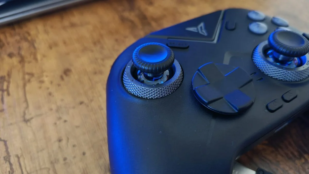 flydigi-vader-4-pro-ein-controller-im-test_img_1 | etalongame.de Die verstellbaren Daumensticks des Flydigi Vader 4 Pro
