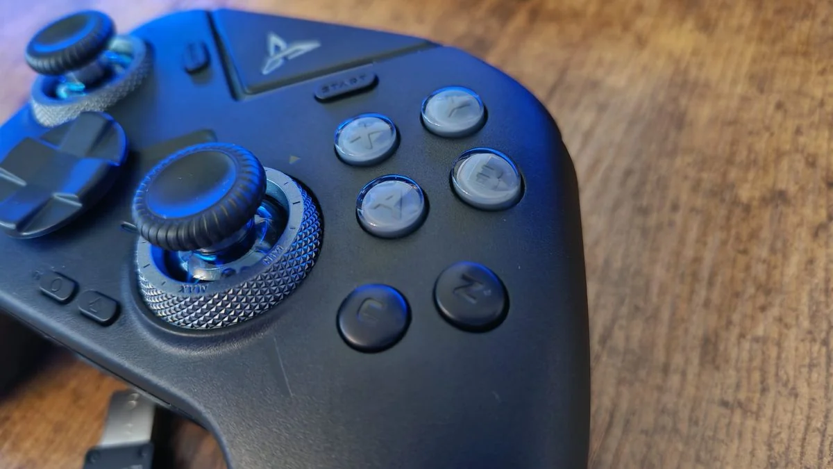flydigi-vader-4-pro-ein-controller-im-test_img_3 | etalongame.de Eine Nahaufnahme der Tasten des Flydigi Vader 4 Pro