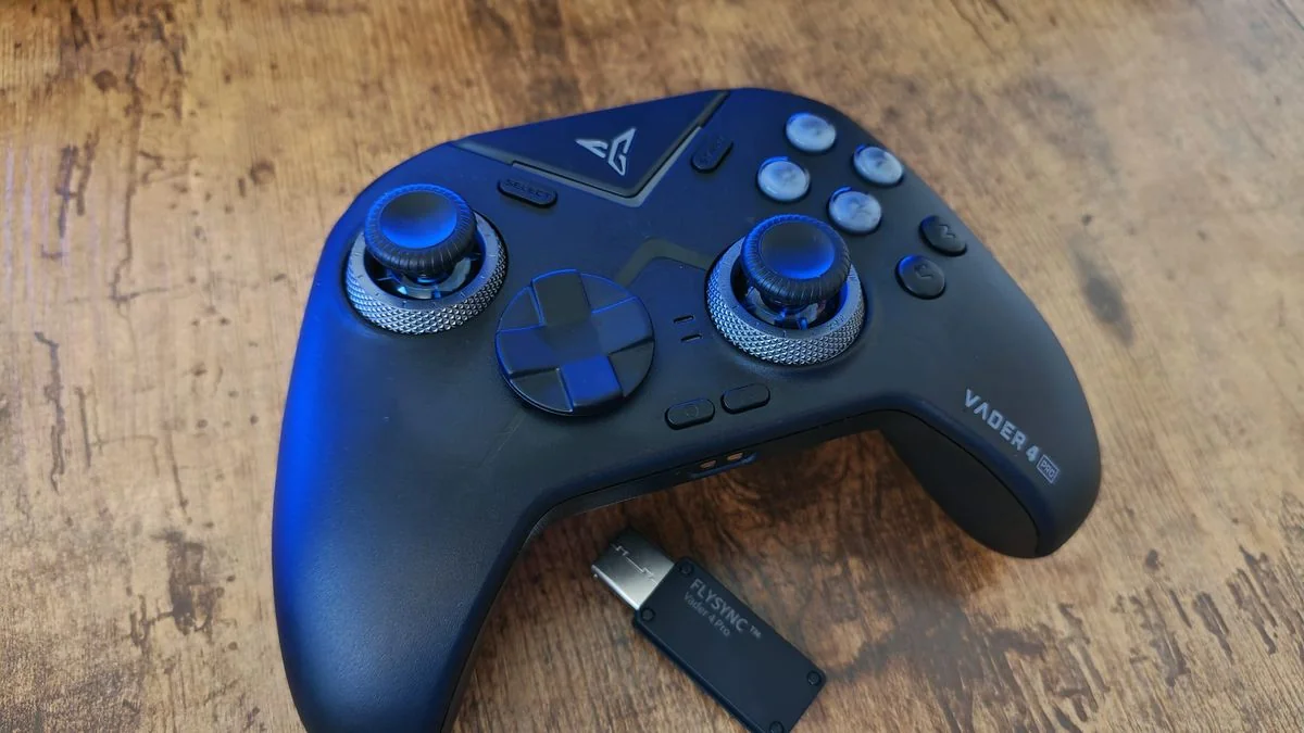 flydigi-vader-4-pro-ein-controller-im-test_img_7 | etalongame.de Der Flydigi Vader 4 Pro auf einem Schreibtisch