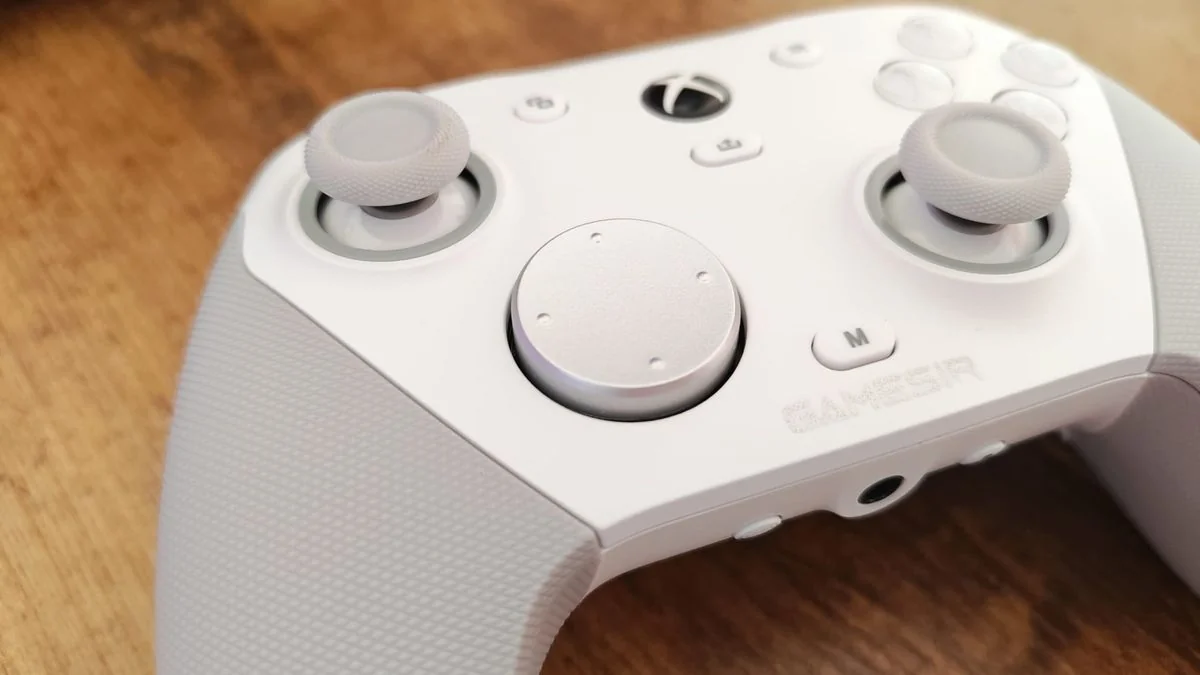 gamesir-g7-pro-ein-solider-controller-mit-kleinen-schwachen_img_0 | etalongame.de Das D-Pad und der linke Stick des GameSir G7 Pro