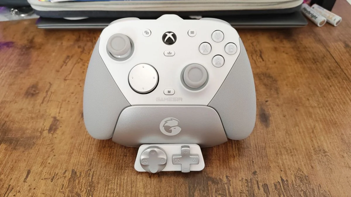 gamesir-g7-pro-ein-solider-controller-mit-kleinen-schwachen_img_2 | etalongame.de Der GameSir G7 Pro auf seiner Ladestation, neben seinen D-Pad-Ersatzteilen