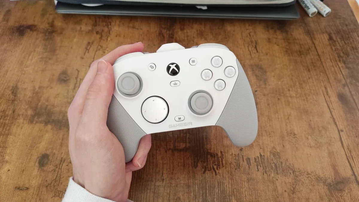 gamesir-g7-pro-ein-solider-controller-mit-kleinen-schwachen_img_3 | etalongame.de Ein Tester hält den GameSir G7 Pro