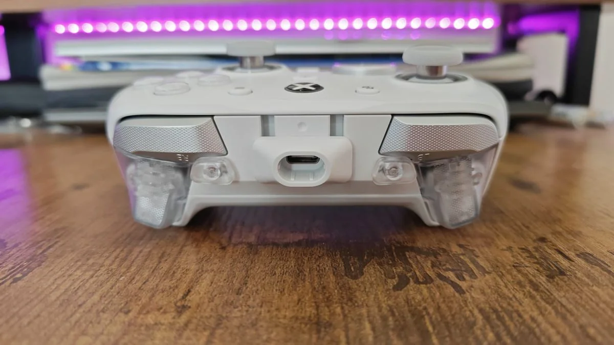 gamesir-g7-pro-ein-solider-controller-mit-kleinen-schwachen_img_4 | etalongame.de Die Schultern des GameSir G7 Pro, vor einer rosa Beleuchtung