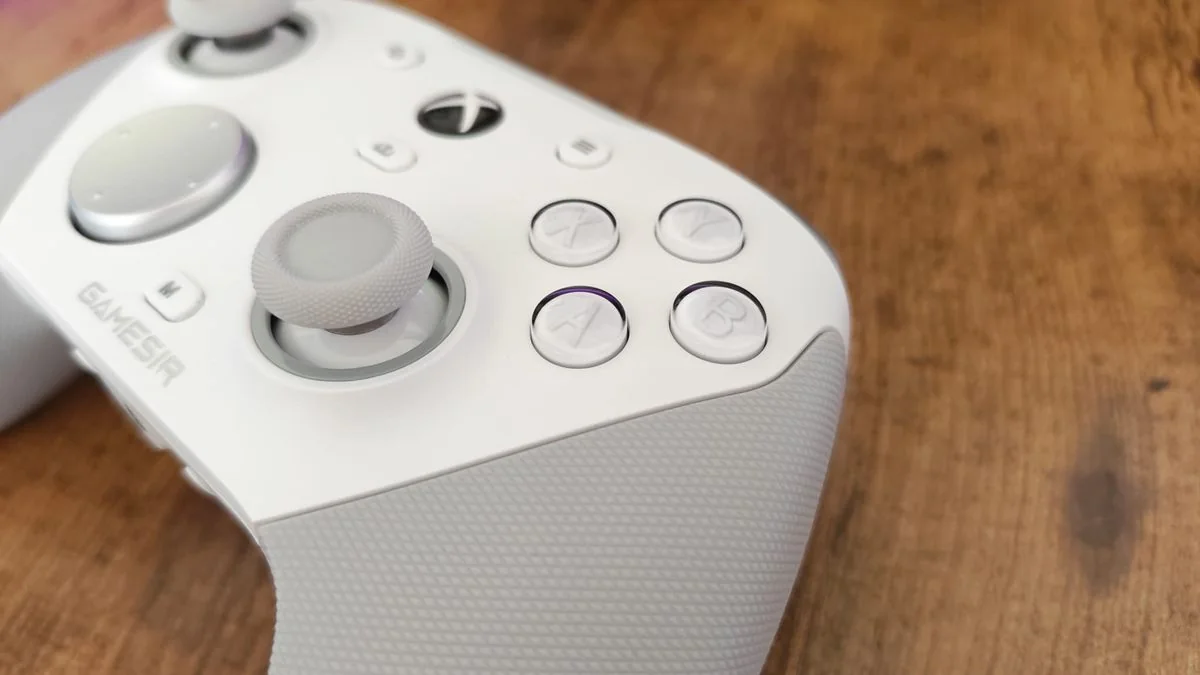 gamesir-g7-pro-ein-solider-controller-mit-kleinen-schwachen_img_5 | etalongame.de Die rechte Seite des GameSir G7 Pro
