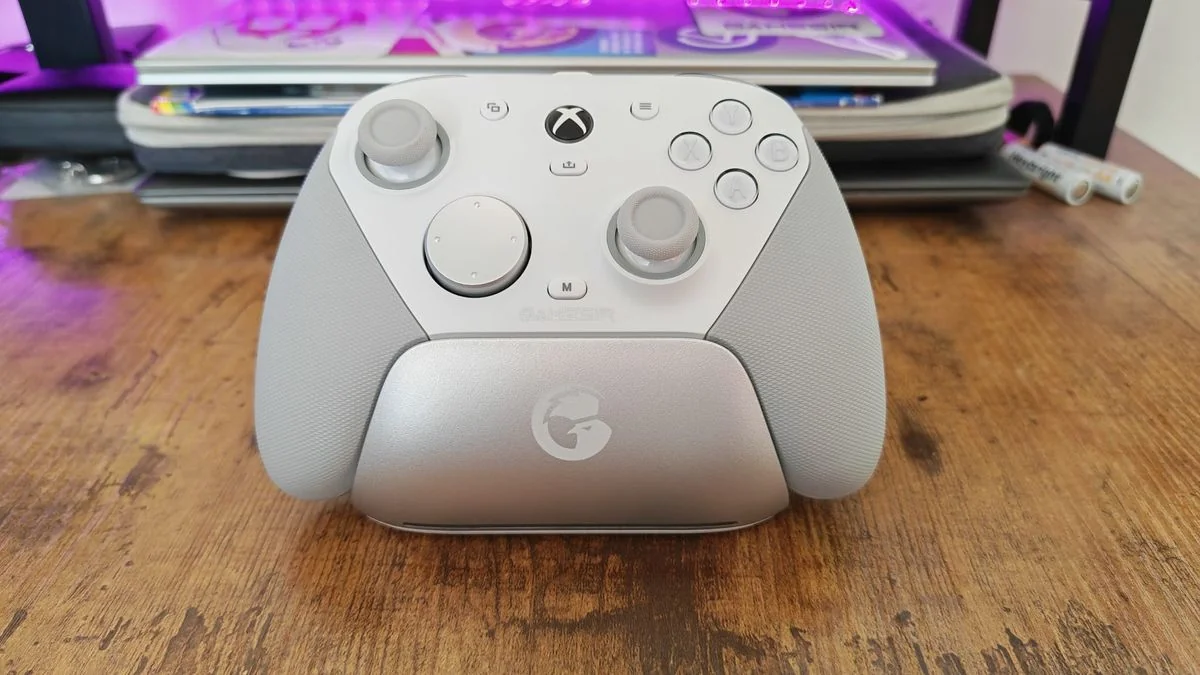 gamesir-g7-pro-ein-solider-controller-mit-kleinen-schwachen_img_6 | etalongame.de Der GameSir G7 Pro auf seiner Ladestation